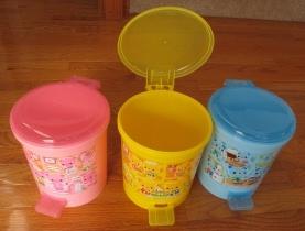 Plastic trash bin with pedal 8" height 6" dia., 4 liter volume image