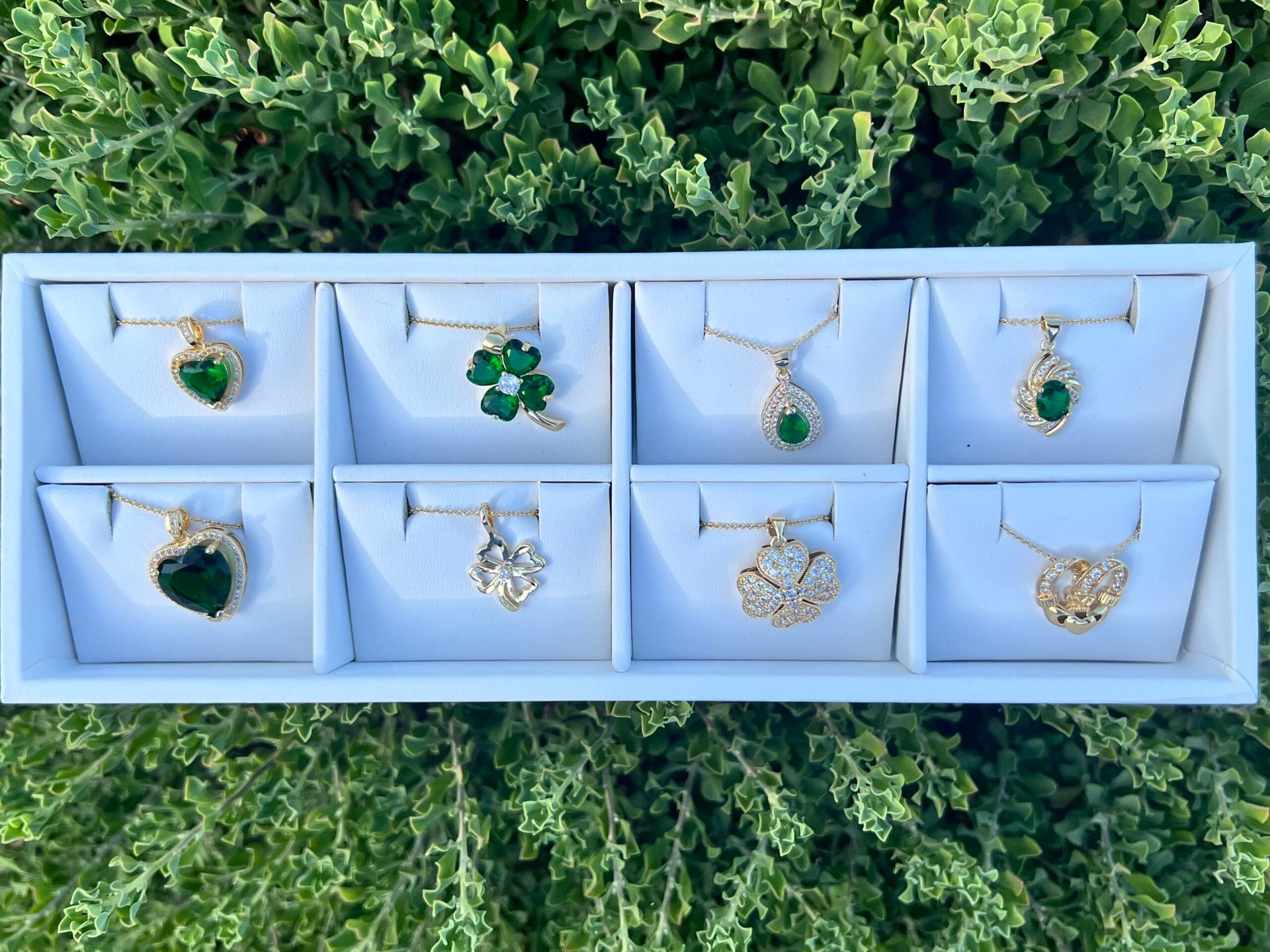 8 Emerald & Clover pendant & Chain | Collection image