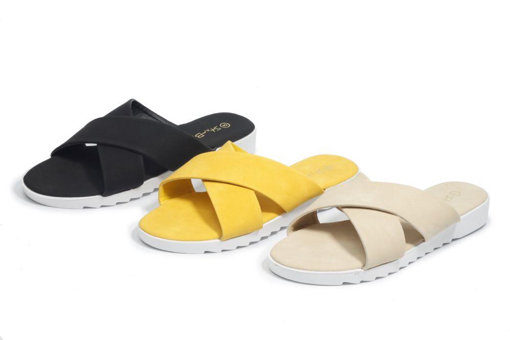 12 Wholesale 12 Ladies' Sandals In Black image
