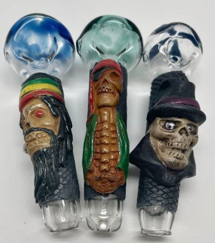 SM GLASS PIPE CLAY W/ ASSORTED FIGURINES