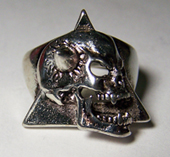 SPIKED SKULL ON TRIANGLE BIKER RING