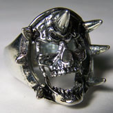 SCREAMING SKULL HEAD WITH SPIKES DELUXE BIKER RING