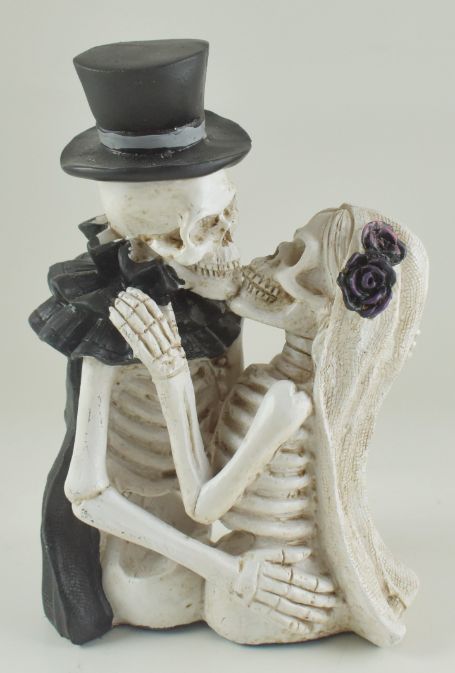 Skeleton Couple Kissing Figure